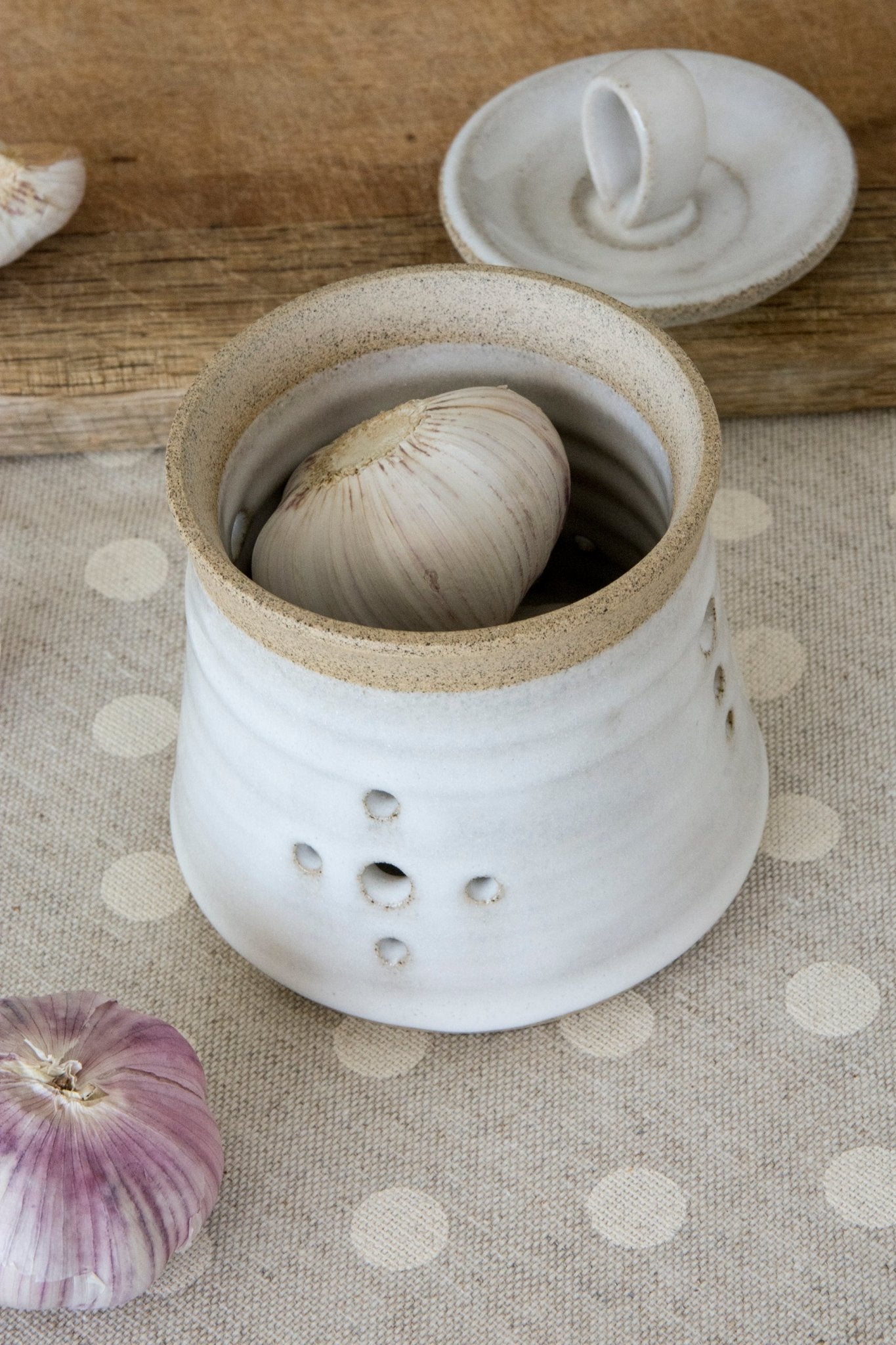 https://www.madaboutpottery.com/cdn/shop/products/ceramic-garlic-keeper-698931.jpg?v=1703691271&width=1445