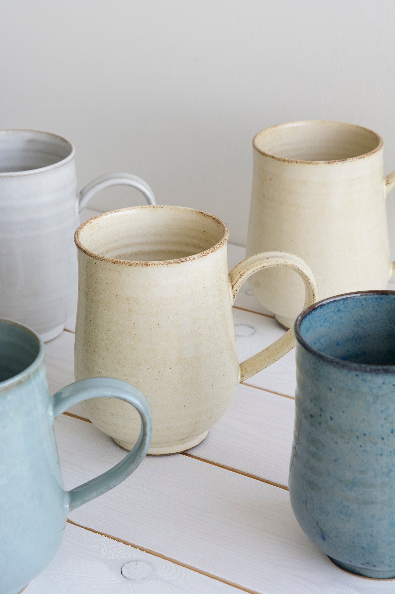 https://www.madaboutpottery.com/cdn/shop/products/extra-large-pottery-mug-20-fl-oz-933469.jpg?v=1682322734&width=1445